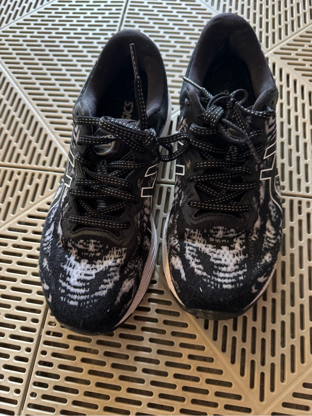Asics Cumulus 23 Black and White Athletic Running Shoes
